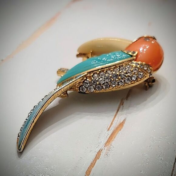 Unsigned Vintage Colorful Enamel, Lucite and Rhinestone Toucan Brooch - damage - Picture 4 of 7